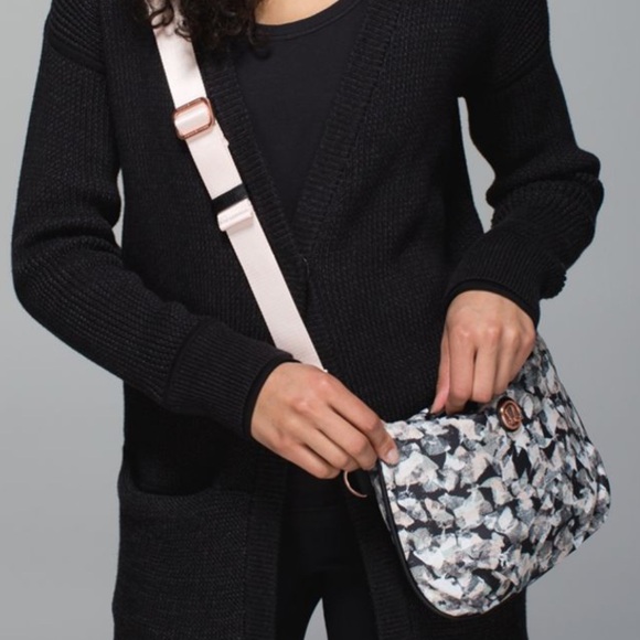 Rare Lululemon Travelling Yogini Rucksack in Mystic Jungle - Picture 9 of 10